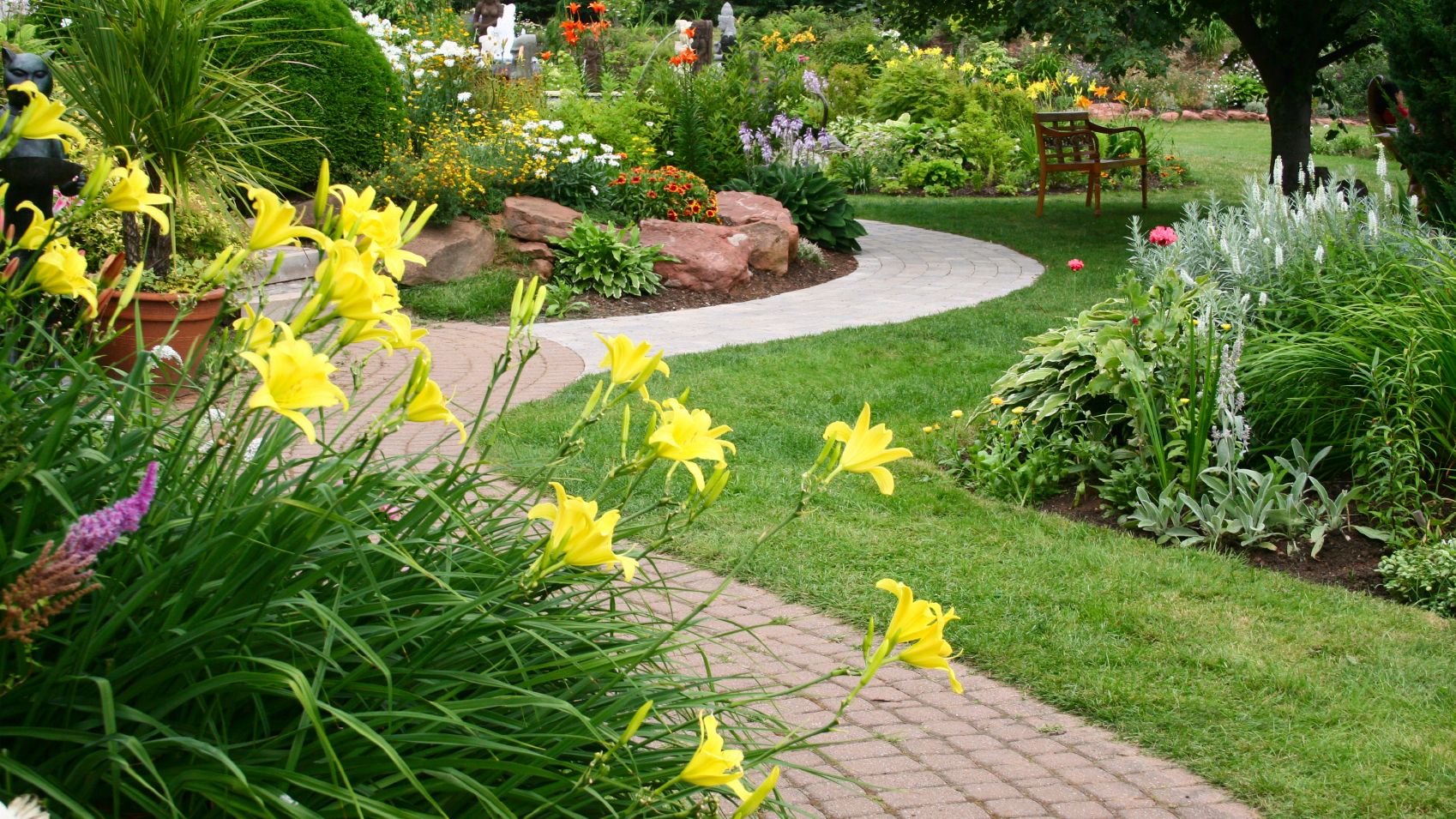 Pflegeeinsatz in einem Privatgarten mit Beeten und Pflanzflächen